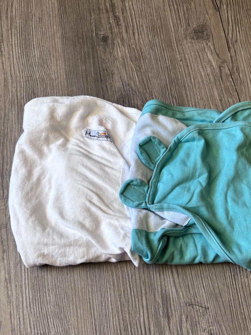 Source Unknown White and Teal Kids Mittens